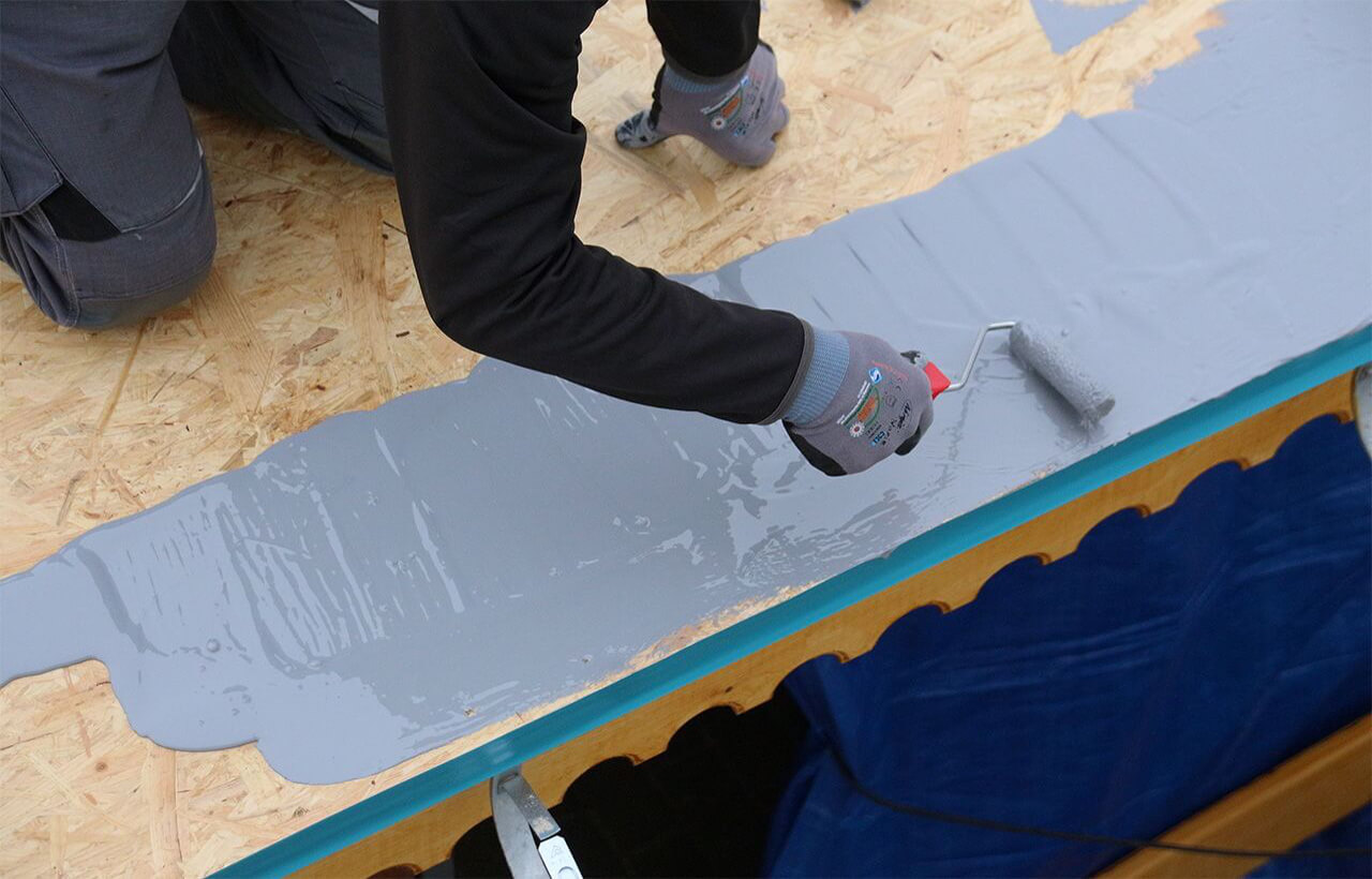 Etaler généreusement l’étanchéité pour toit plat Etaler généreusement l’étanchéité pour toit plat